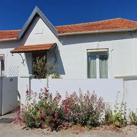 Charmante Maisonnette Proche بيت للعطل *